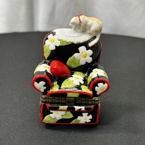VTG 1998 Mary Engelbreit Ceramic TRINKET BOX - Chair w/ Cat Floral Motif 3 3/4"